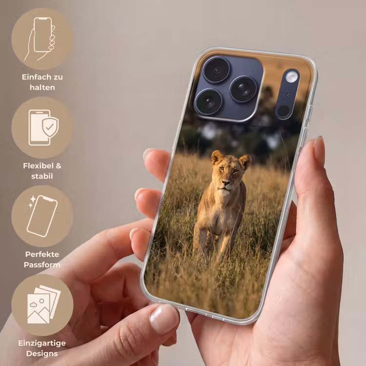 Leeuwin - Gras - Geel Telefoonhoesje iPhone 17 Pro klein -sfeer3_DE
