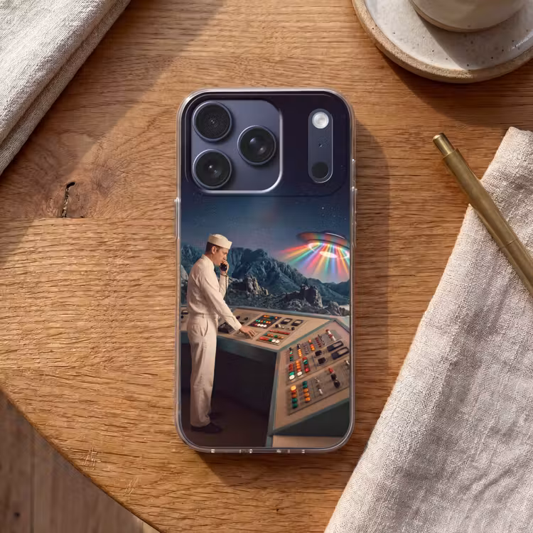 Handyhülle - Mann – Kontrollraum – Strand - Man - Controlekamer - Strand Telefoonhoesje iPhone 17 Pro klein