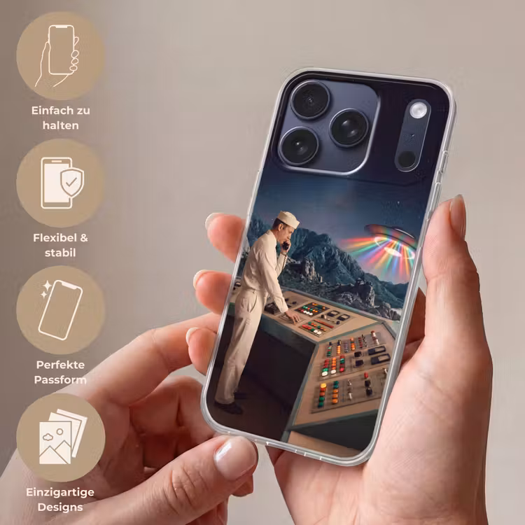 Handyhülle - Mann – Kontrollraum – Strand - Man - Controlekamer - Strand Telefoonhoesje iPhone 17 Pro klein