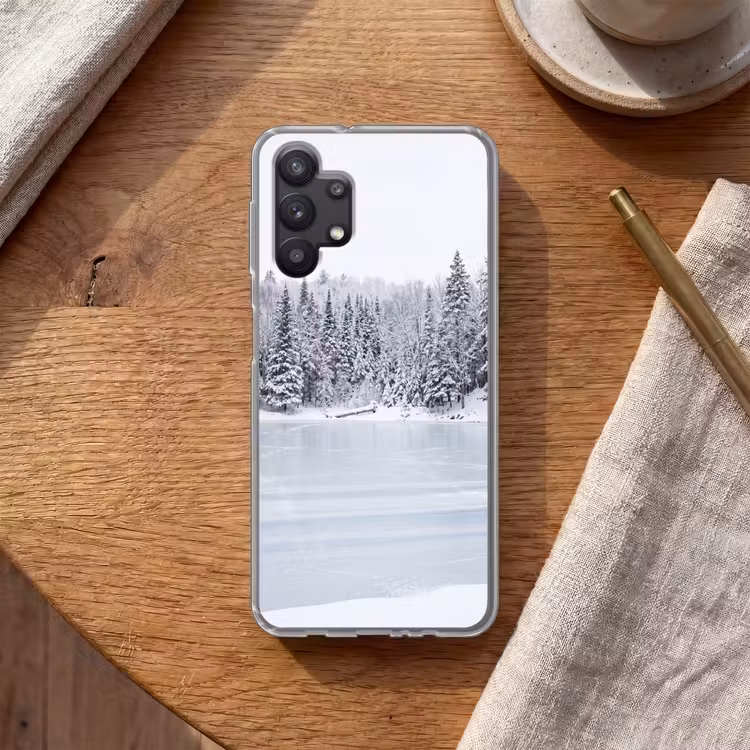 Meer - Dennen - IJs - Winter - Rustgevend Telefoonhoesje Samsung Galaxy A32 5G klein -sfeer1
