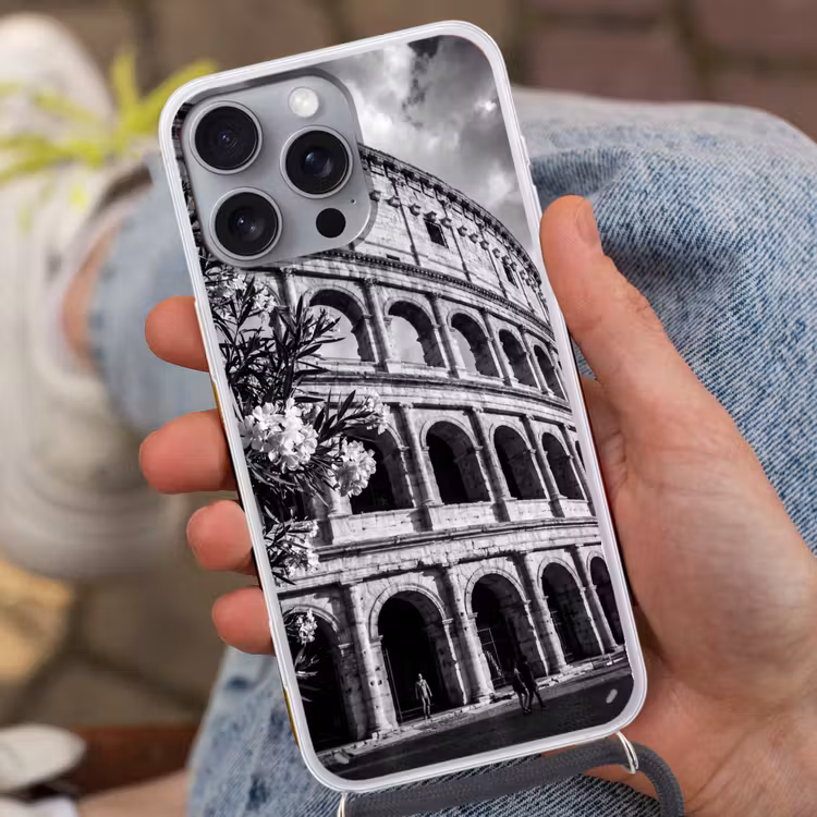 Architectuur - Colosseum - Rome - Historisch - Zwart-wit Hoesje iPhone 16 Pro Max met koord klein -sfeer3