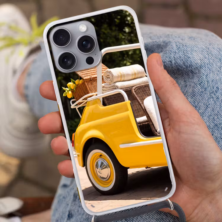 Auto - Picknick - Zomer - Geel Hoesje iPhone 16 Pro Max met koord klein -sfeer3