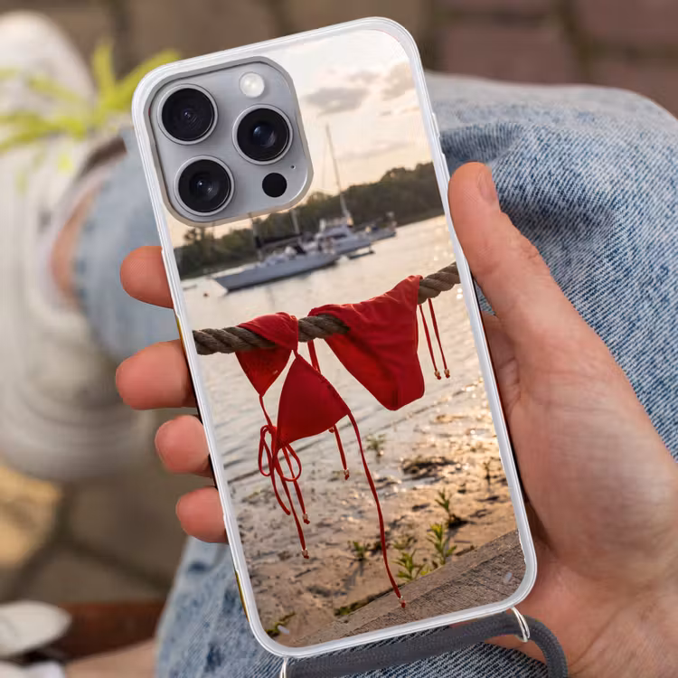 Badkleding - Rood - Zomer - Water - Zonsondergang Hoesje iPhone 16 Pro Max met koord klein -sfeer3
