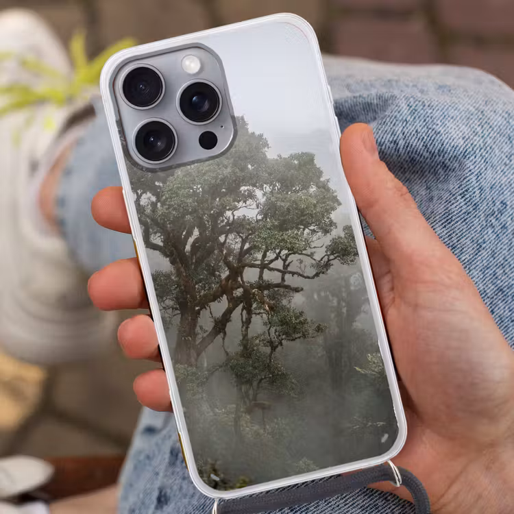 Boom - Mistig - Bos - Groen - Natuur Hoesje iPhone 16 Pro Max met koord klein -sfeer3