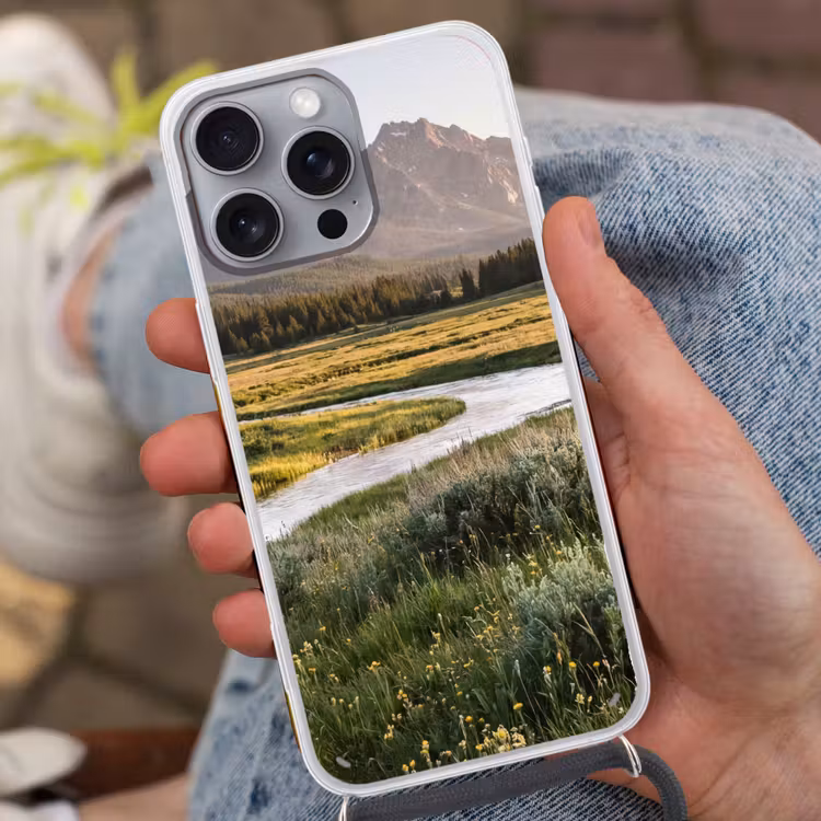 Berglandschap - Rivier - Bos Hoesje iPhone 16 Pro Max met koord klein -sfeer3