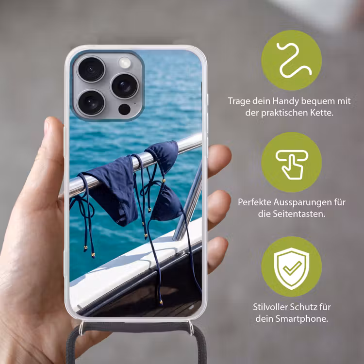 Bikini - Reling - Zee - Zomer - Blauw Hoesje iPhone 16 Pro Max met koord klein -sfeer2_DE