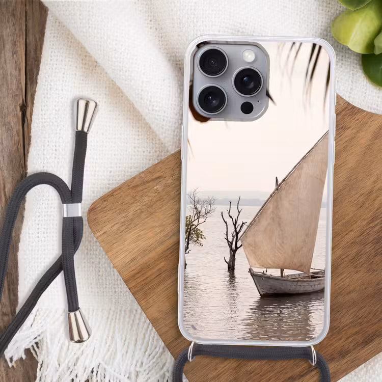 Boot - Zeil - Water - Tropisch - Natuur Hoesje iPhone 16 Pro Max met koord klein -sfeer4