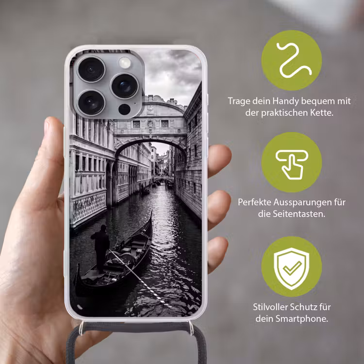 Boot - Waterweg - Stad - Zwart-wit - Architectuur Hoesje iPhone 16 Pro Max met koord klein -sfeer2_DE