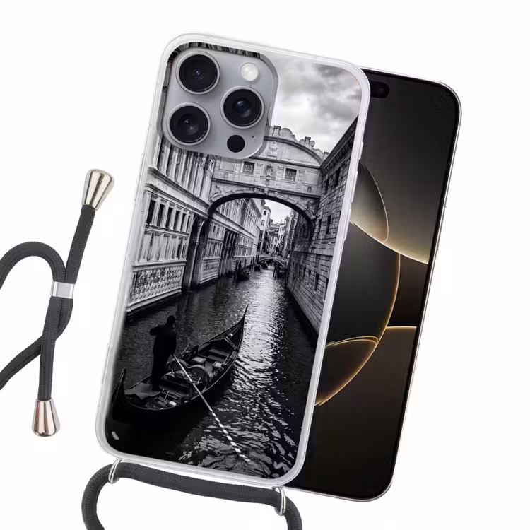 Boot - Waterweg - Stad - Zwart-wit - Architectuur Hoesje iPhone 16 Pro Max met koord klein -sfeer1