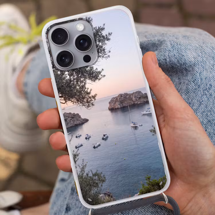 Handyhülle mit Band - Bucht – Boote – Sonnenuntergang - Baai - boten - zonsondergang Hoesje iPhone 16 Pro Max met koord klein