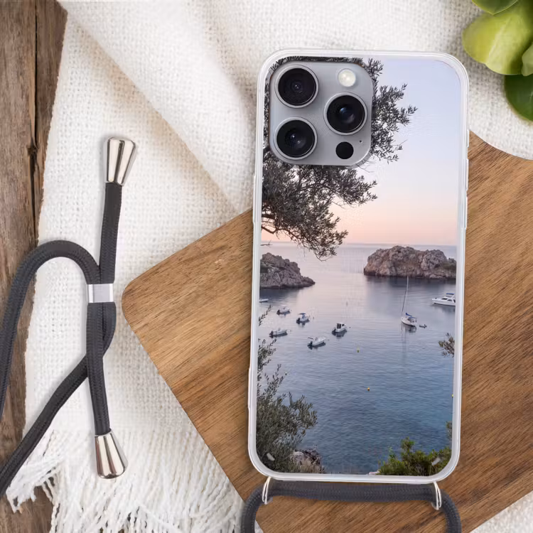 Handyhülle mit Band - Bucht – Boote – Sonnenuntergang - Baai - boten - zonsondergang Hoesje iPhone 16 Pro Max met koord klein