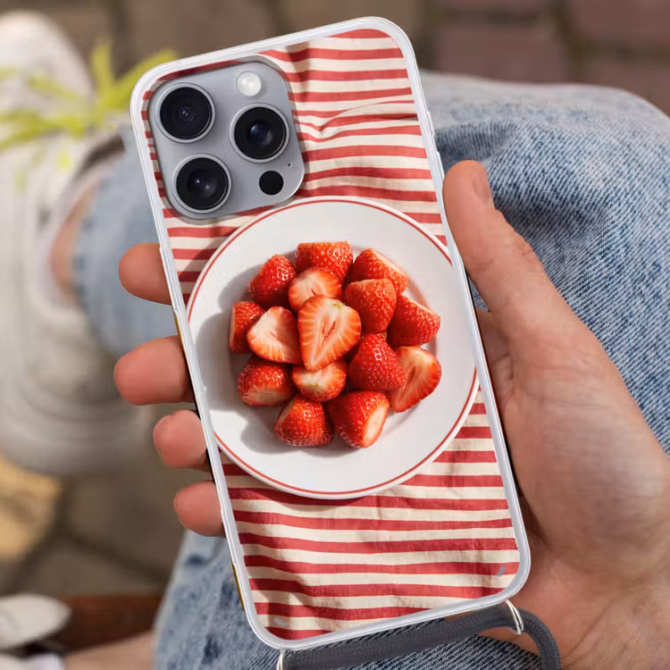 Eten - Aardbeien - Fruit - Zomer - Rood Hoesje iPhone 16 Pro Max met koord klein -sfeer3