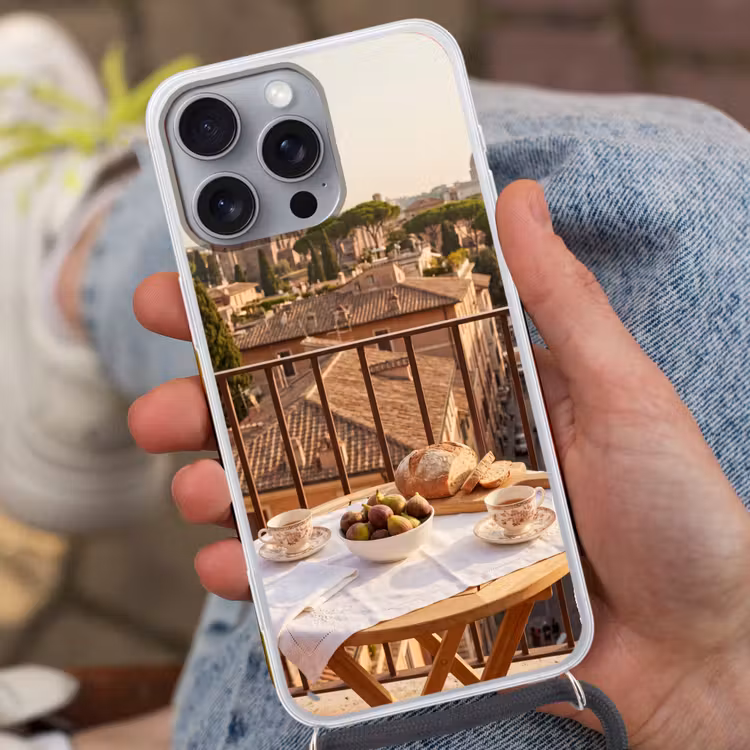 Eten - Ontbijt - Balkon - Stad - Zonsopgang Hoesje iPhone 16 Pro Max met koord klein -sfeer3