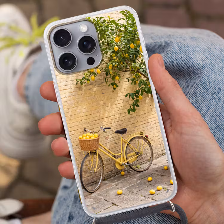 Fiets - Mand - Eten - Geel - Zomer Hoesje iPhone 16 Pro Max met koord klein -sfeer3