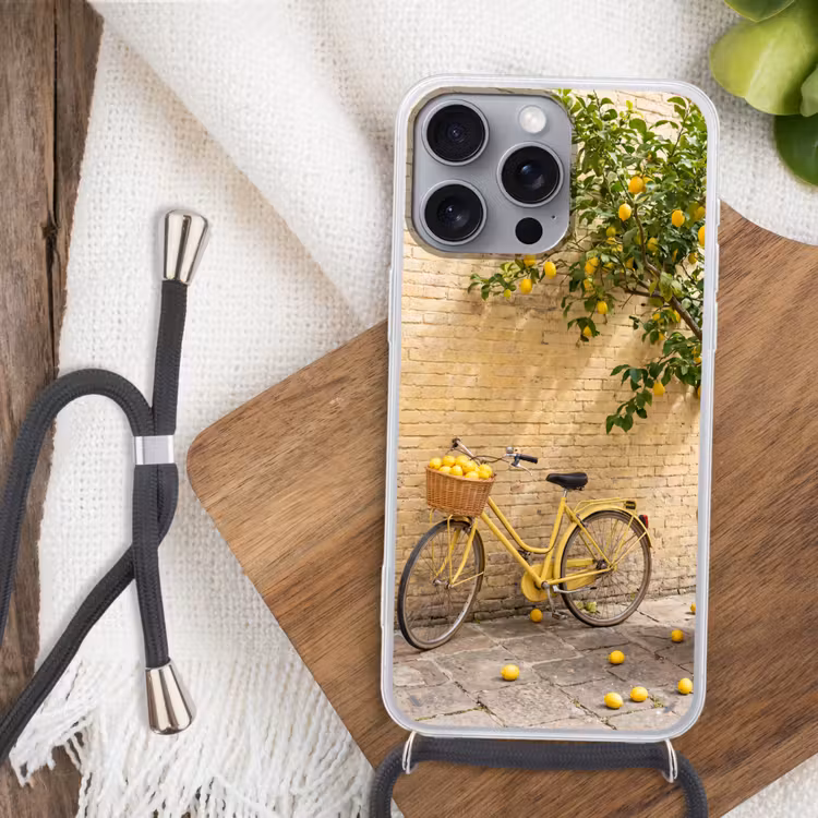 Fiets - Mand - Eten - Geel - Zomer Hoesje iPhone 16 Pro Max met koord klein -sfeer4