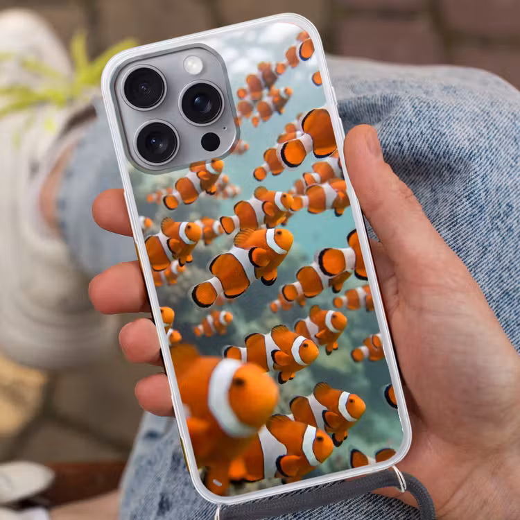 Vis - School - Onderwater - Dieren - Oranje Hoesje iPhone 16 Pro Max met koord klein -sfeer3