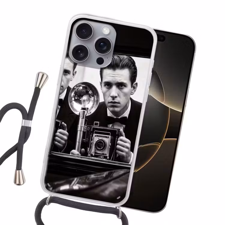Fotograaf - Camera - Vintage - Journalistiek - Zwart-wit Hoesje iPhone 16 Pro Max met koord klein -sfeer1