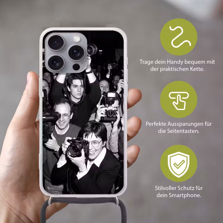 Fotografen - Menigte - Flitsers - Journalistiek Hoesje iPhone 16 Pro Max met koord klein -sfeer2_DE
