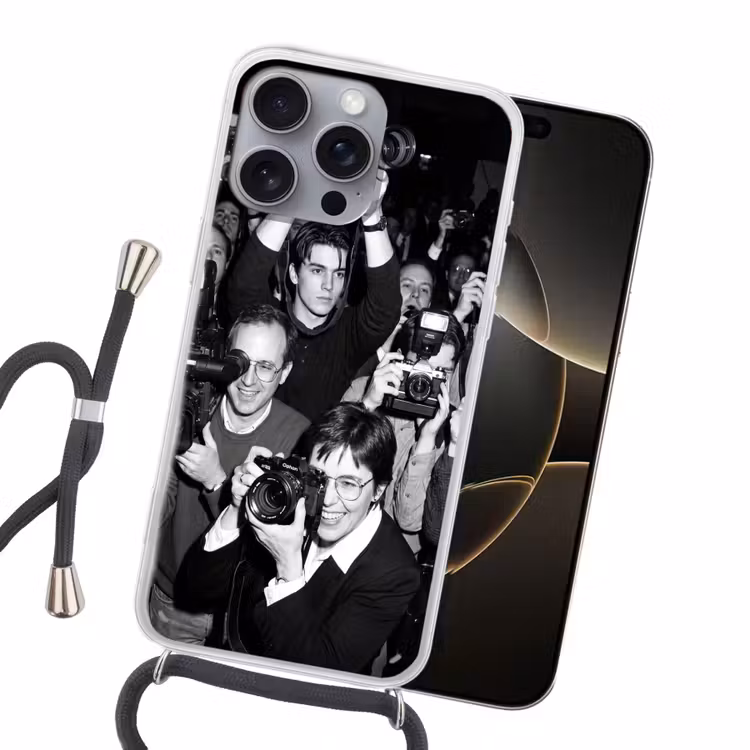 Fotografen - Menigte - Flitsers - Journalistiek Hoesje iPhone 16 Pro Max met koord klein -sfeer1