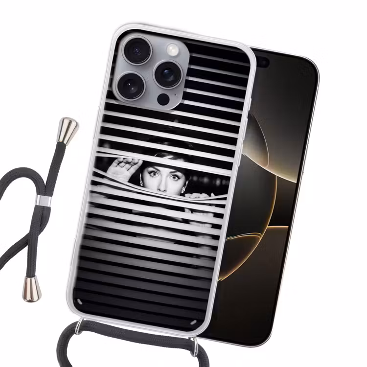 Vrouw - Jaloezieën - Portret - Zwart-wit Hoesje iPhone 16 Pro Max met koord klein -sfeer1