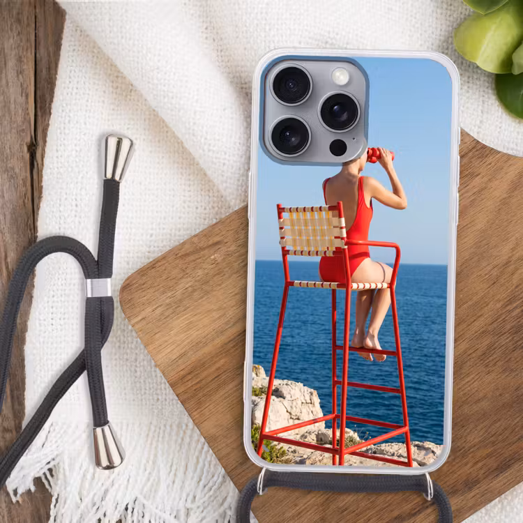 Vrouw - Zee - Kust - Verrekijker - Rood Hoesje iPhone 16 Pro Max met koord klein -sfeer4