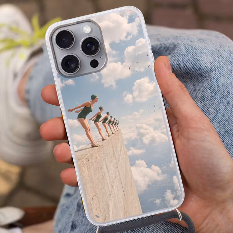 Handyhülle mit Band - Frauen – Tauchhaltung – Wolken - Vrouwen - Duikhouding - Wolken Hoesje iPhone 16 Pro Max met koord klein