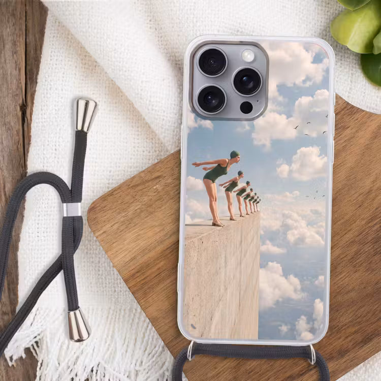 Handyhülle mit Band - Frauen – Tauchhaltung – Wolken - Vrouwen - Duikhouding - Wolken Hoesje iPhone 16 Pro Max met koord klein