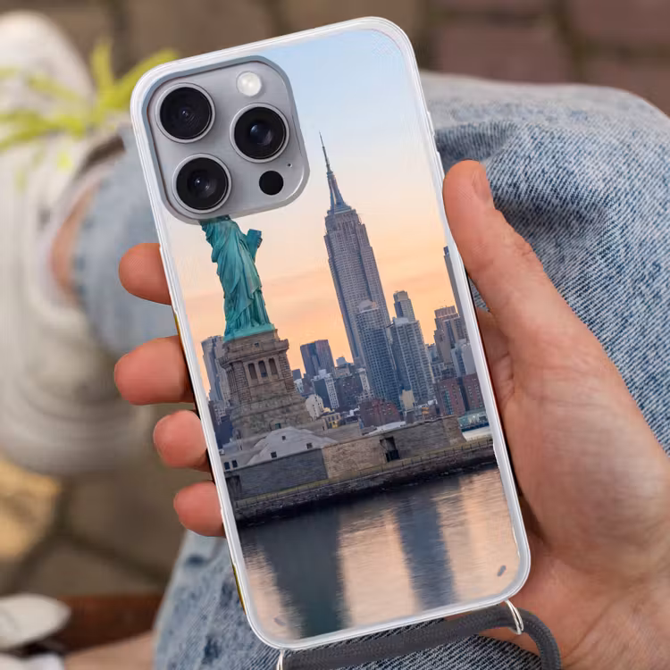 Vrijheidsbeeld - New York - Zonsopgang - Stad - Architectuur Hoesje iPhone 16 Pro Max met koord klein -sfeer3