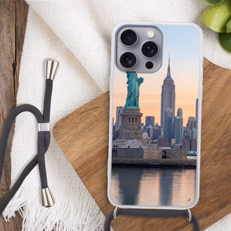 Vrijheidsbeeld - New York - Zonsopgang - Stad - Architectuur Hoesje iPhone 16 Pro Max met koord klein -sfeer4