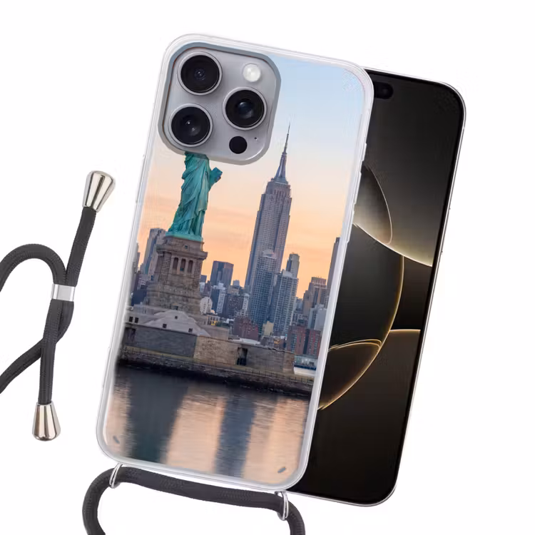 Vrijheidsbeeld - New York - Zonsopgang - Stad - Architectuur Hoesje iPhone 16 Pro Max met koord klein -sfeer1