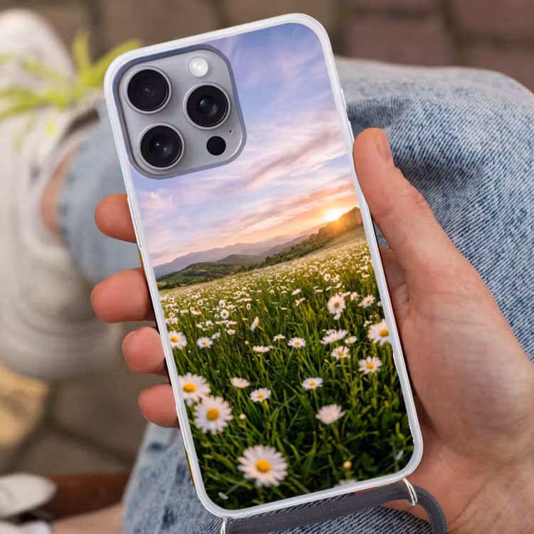 Madelief - Veld - Heuvels - Groen Hoesje iPhone 16 Pro Max met koord klein -sfeer3
