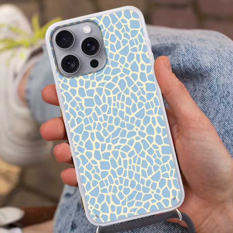Giraf - Modern - Blauw Hoesje iPhone 16 Pro Max met koord klein 804 -sfeer3