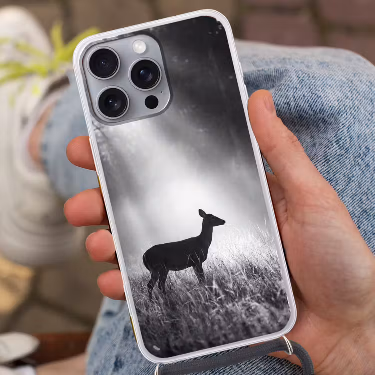 Hert - Bos - Zonnestralen - Zwart-wit - Natuur Hoesje iPhone 16 Pro Max met koord klein -sfeer3