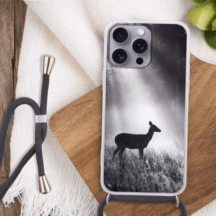 Hert - Bos - Zonnestralen - Zwart-wit - Natuur Hoesje iPhone 16 Pro Max met koord klein -sfeer4