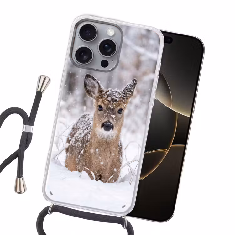 Hert - Sneeuw - Bos - Dieren - Vertederend Hoesje iPhone 16 Pro Max met koord klein -sfeer1