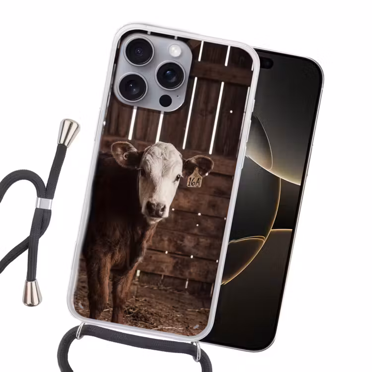 Kalf - Oormerk - Houten stal Hoesje iPhone 16 Pro Max met koord klein -sfeer1