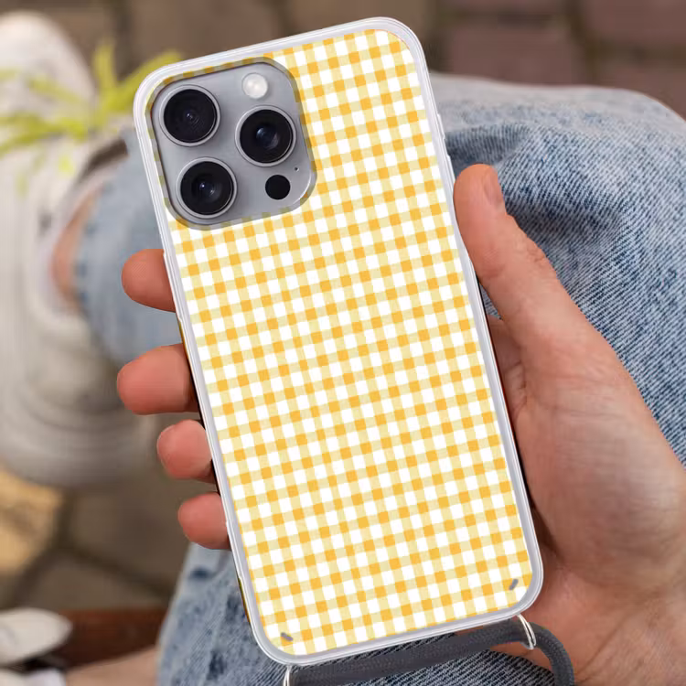 Ruit - Gingham - Klassiek - Geel en Wit Hoesje iPhone 16 Pro Max met koord klein 804 -sfeer3