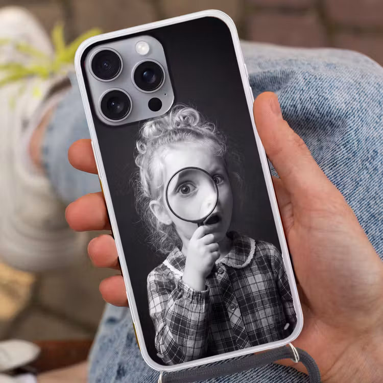 Kind - Vergrootglas - Portret - Zwart-wit Hoesje iPhone 16 Pro Max met koord klein -sfeer3