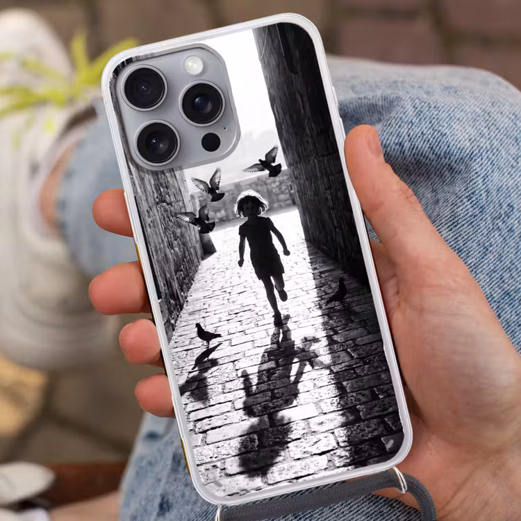 Kind - Vogel - Straat - Zwart-wit - Spelen Hoesje iPhone 16 Pro Max met koord klein -sfeer3