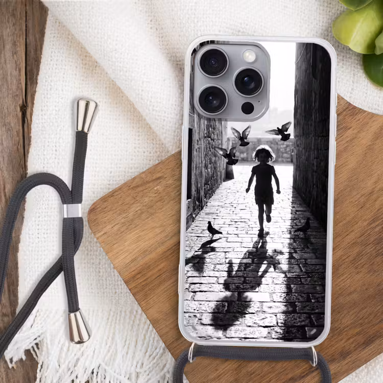 Kind - Vogel - Straat - Zwart-wit - Spelen Hoesje iPhone 16 Pro Max met koord klein -sfeer4