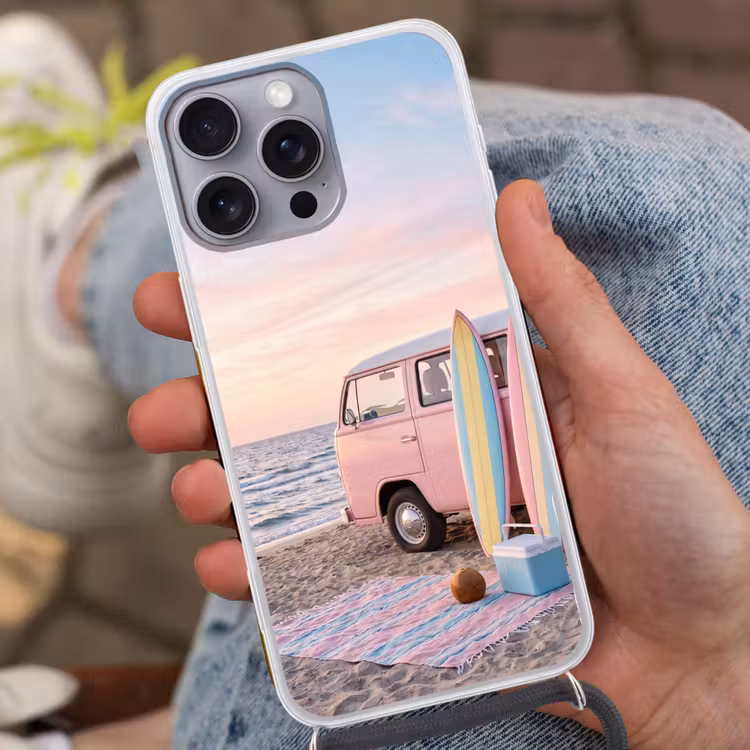 Busje - Strand - Surfplank - Zomer - Roze Hoesje iPhone 16 Pro Max met koord klein -sfeer3