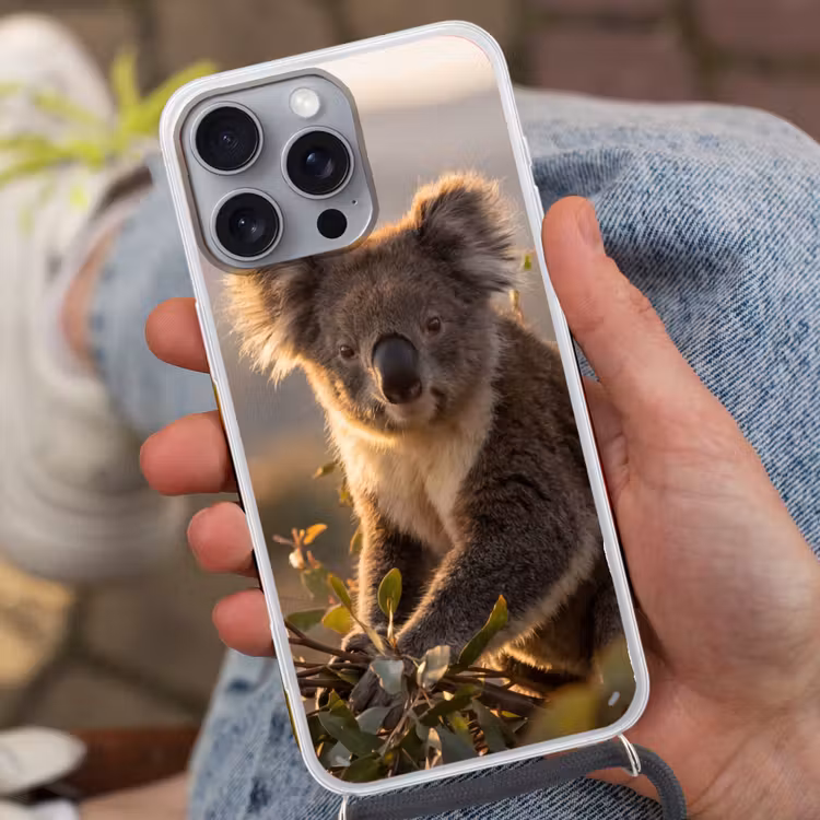 Koala - Bladeren - Ochtendlicht Hoesje iPhone 16 Pro Max met koord klein -sfeer3