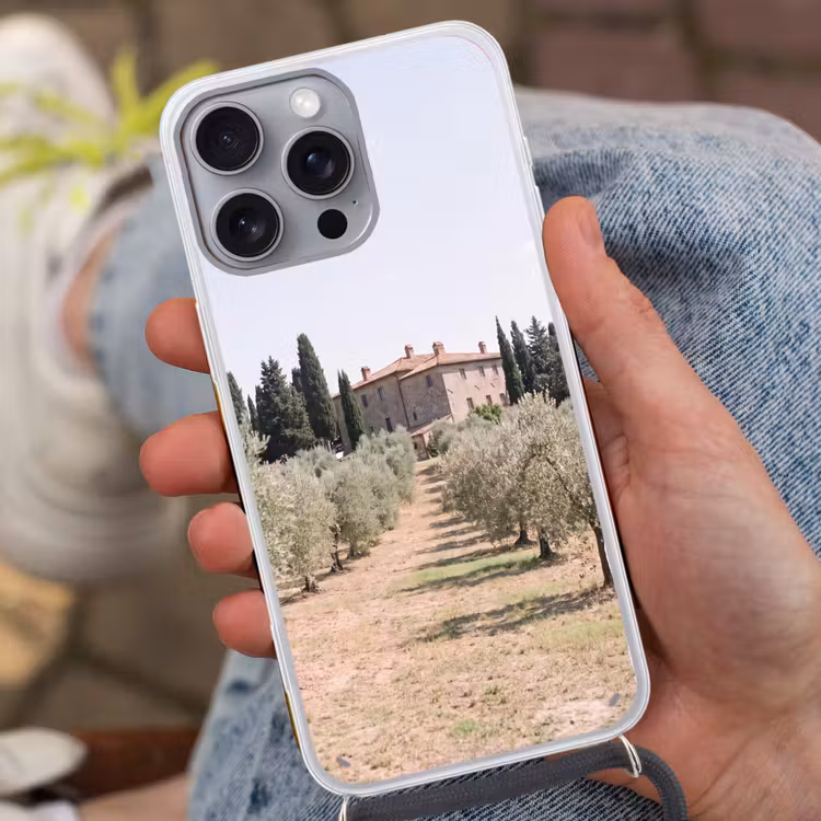 Handyhülle mit Band - Landhaus – Olivenbaum – Obstgarten - Landhuis - olijfboom - gaard Hoesje iPhone 16 Pro Max met koord klein