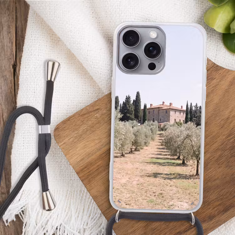 Handyhülle mit Band - Landhaus – Olivenbaum – Obstgarten - Landhuis - olijfboom - gaard Hoesje iPhone 16 Pro Max met koord klein