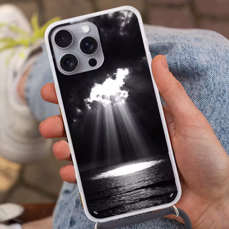 Licht - Wolken - Zee - Zwart-wit - Natuur Hoesje iPhone 16 Pro Max met koord klein -sfeer3