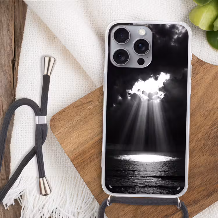 Licht - Wolken - Zee - Zwart-wit - Natuur Hoesje iPhone 16 Pro Max met koord klein -sfeer4