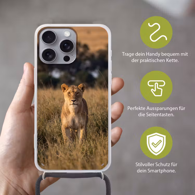 Leeuwin - Gras - Geel Hoesje iPhone 16 Pro Max met koord klein -sfeer2_DE