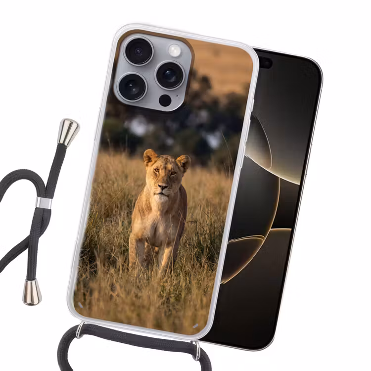 Leeuwin - Gras - Geel Hoesje iPhone 16 Pro Max met koord klein -sfeer1