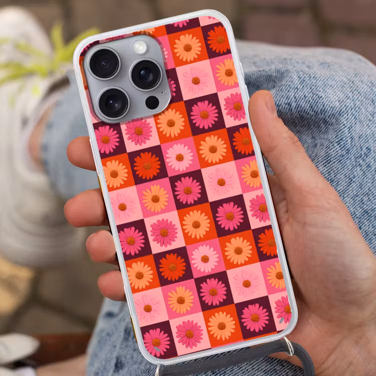 Madeliefjes - Dambord - Retro - Roze - Oranje Hoesje iPhone 16 Pro Max met koord klein 804 -sfeer3