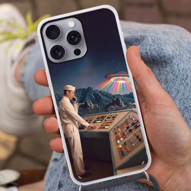 Handyhülle mit Band - Mann – Kontrollraum – Strand - Man - Controlekamer - Strand Hoesje iPhone 16 Pro Max met koord klein
